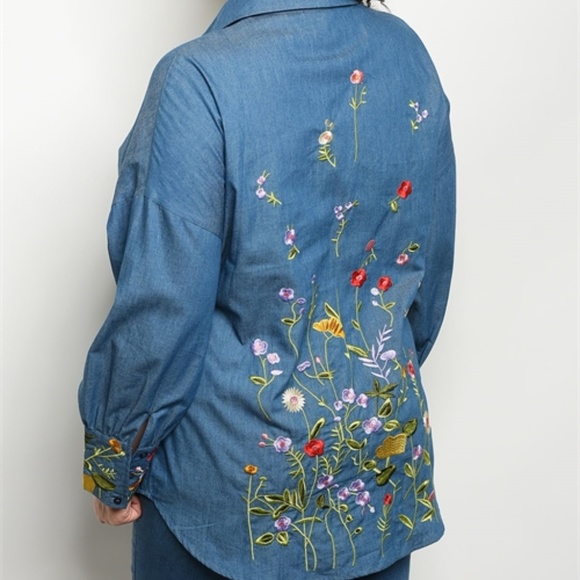 BLUE DENIM FLORAL PLUS SIZE TOP - Picture 2 of 2